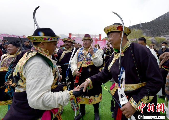 3月28日，選手射中靶心后慶祝?！±盍?攝