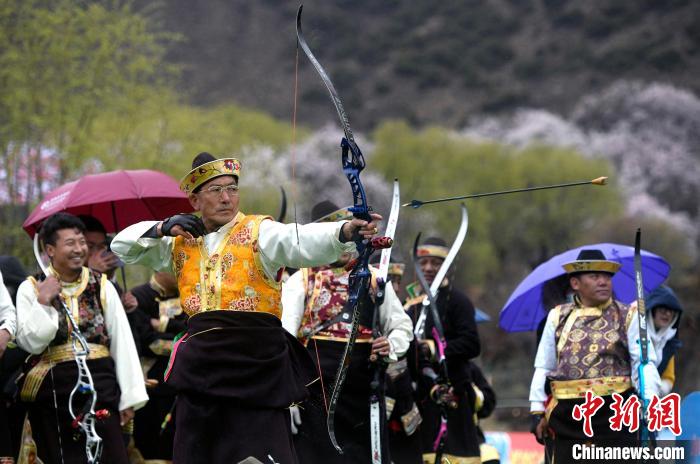 3月28日，選手參加響箭比賽?！±盍?攝