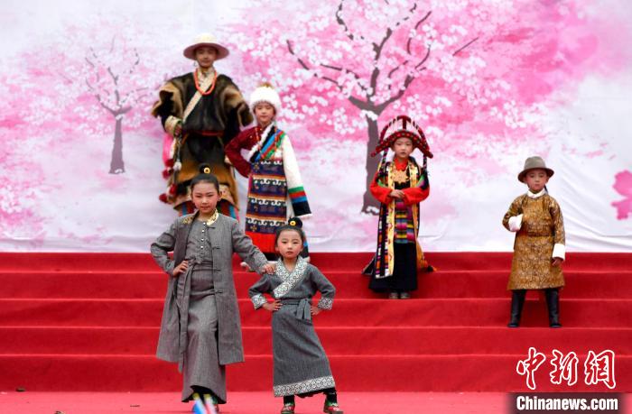 3月28日，西藏林芝第二十屆桃花旅游文化節(jié)開(kāi)幕式上的文藝表演。　李林 攝