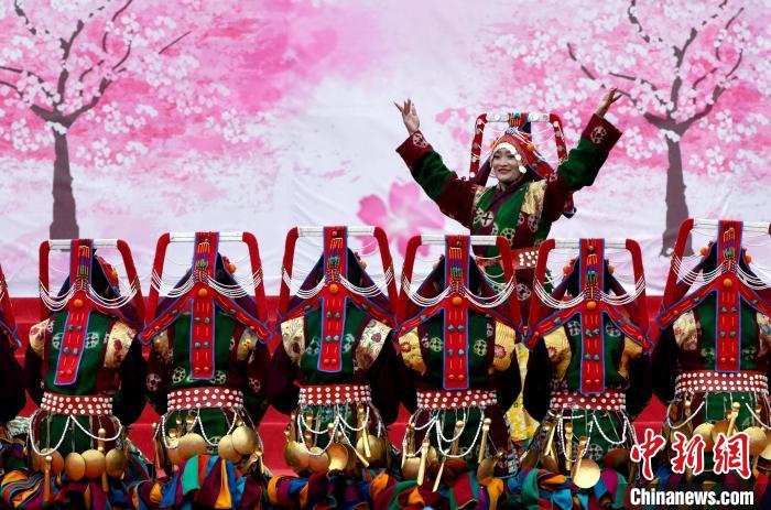 3月28日，西藏林芝第二十屆桃花旅游文化節(jié)開(kāi)幕式上的文藝表演?！±盍?攝