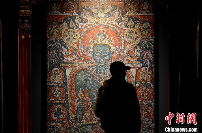 3月31日，觀眾欣賞展覽中的作品?！±盍?攝