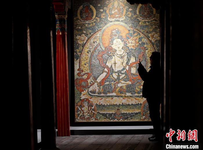 3月31日，觀眾欣賞展覽中的作品?！±盍?攝