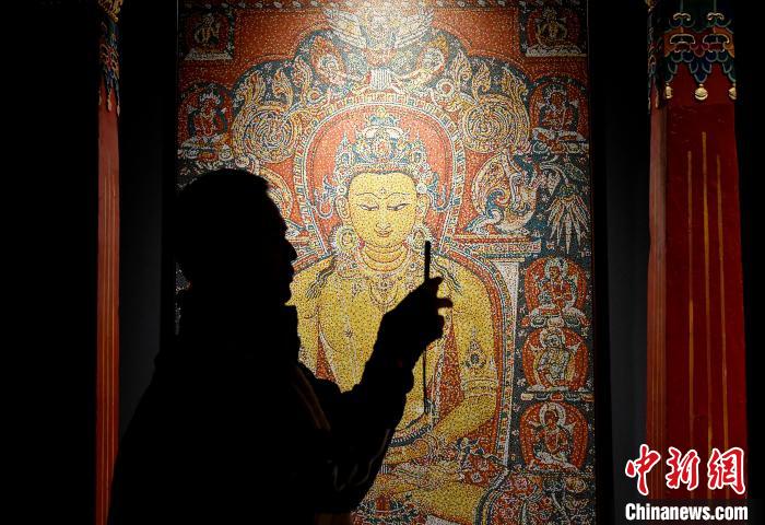 3月31日，觀眾欣賞展覽中的作品?！±盍?攝