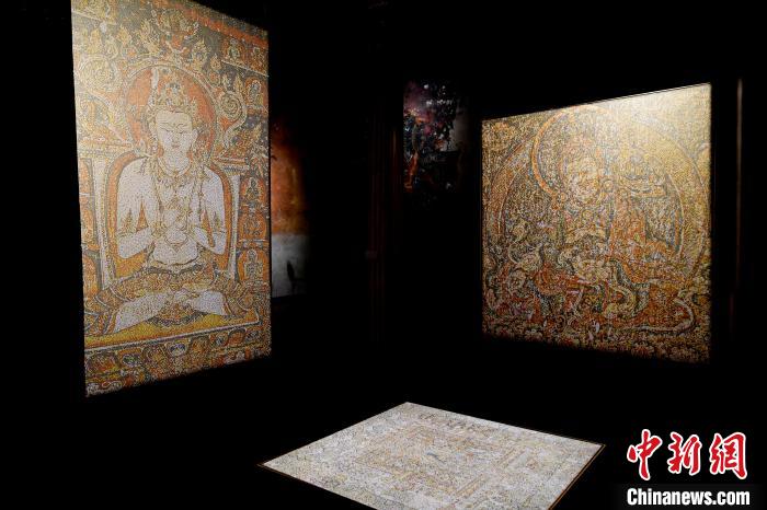 3月31日，觀眾欣賞展覽中的作品?！±盍?攝