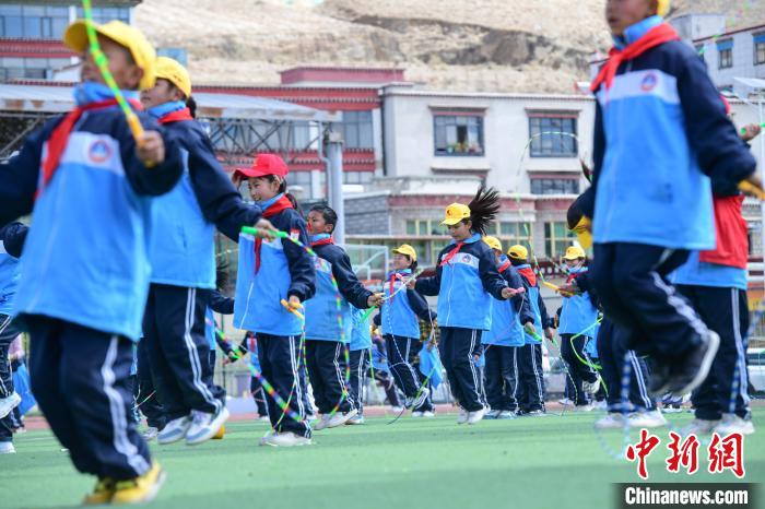 圖為學(xué)生正在練習(xí)跳繩?！∝暩聛硭?攝