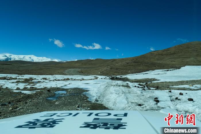 4月5日，普瑪江塘邊境派出所巡邏車通過冰河路段?！〗w波 攝
