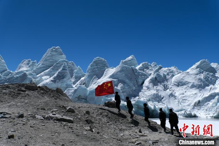 4月5日，普瑪江塘邊境派出所民輔警巡邏至四零冰川附近?！〗w波 攝