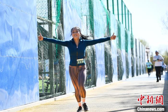 圖為5公里歡樂(lè)跑現(xiàn)場(chǎng)?！∝暩聛?lái)松 攝