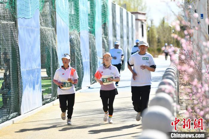 圖為5公里歡樂(lè)跑現(xiàn)場(chǎng)?！∝暩聛?lái)松 攝