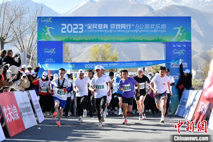 圖為5公里歡樂(lè)跑現(xiàn)場(chǎng)?！∝暩聛?lái)松 攝