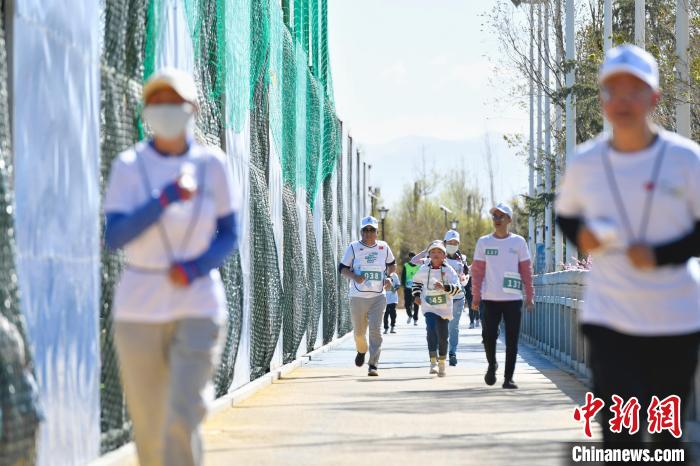 圖為5公里歡樂(lè)跑現(xiàn)場(chǎng)?！∝暩聛?lái)松 攝