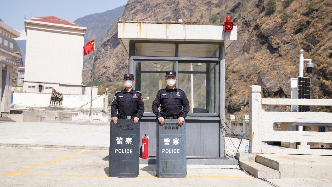 吉隆口岸移民管理警察正在執(zhí)勤。人民網(wǎng)記者 唐宋攝