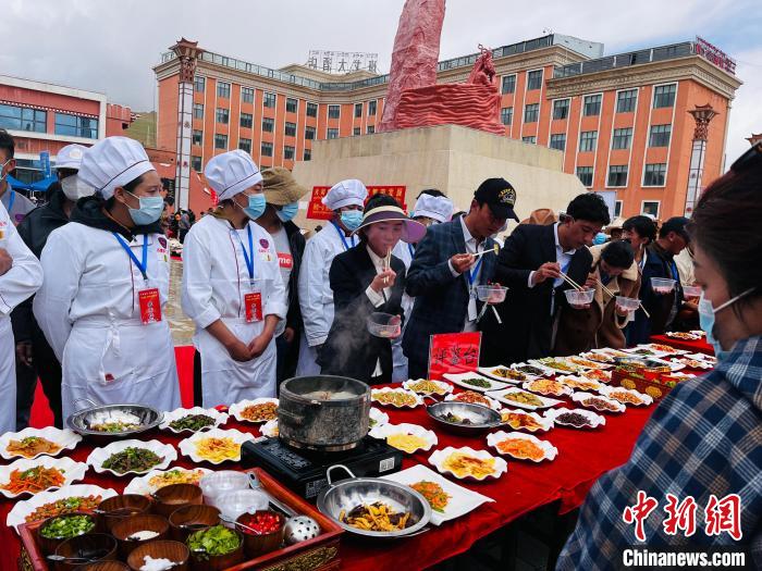 圖為2022年，班戈縣“鄉(xiāng)村振興那曲奮進(jìn)”廚藝大賽現(xiàn)場。資料圖 那曲市“鄉(xiāng)村振興 那曲奮進(jìn)”活動辦供圖