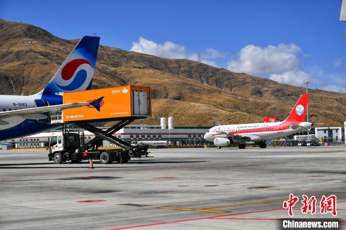 圖為藍(lán)天下的高原機(jī)場?！≈芎?攝