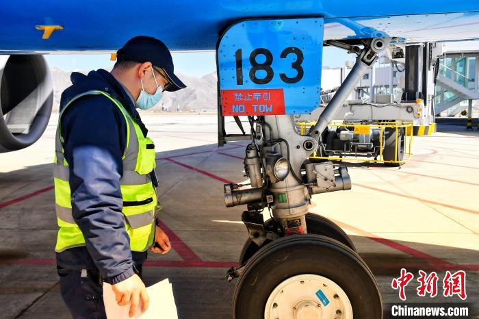 圖為機(jī)場工作人員進(jìn)行相關(guān)檢查?！≈芎?攝