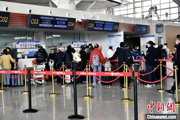 圖為旅客辦理登機(jī)手續(xù)?！≈芎?攝