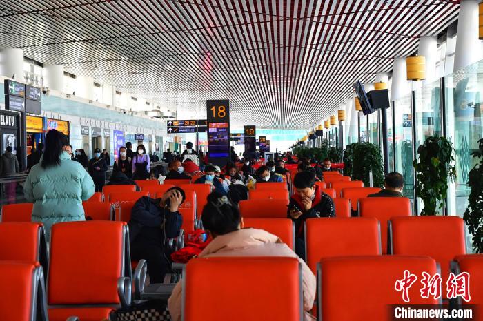 圖為旅客在機(jī)場候機(jī)室等待登機(jī)?！≈芎?攝