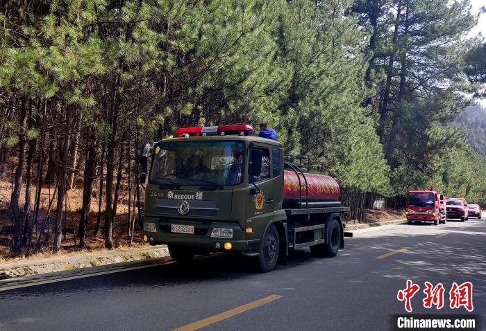 林芝市森林消防支隊米林中隊在米林縣一帶開展灑水增濕作業(yè)?！≮w健宇 攝