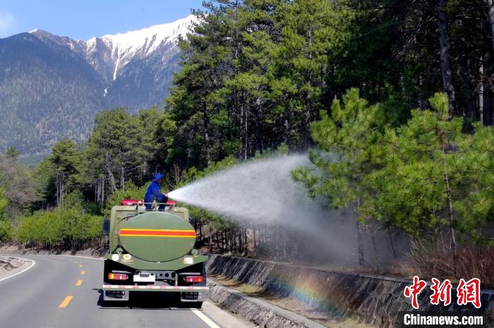 林芝市森林消防支隊米林中隊在米林縣一帶開展灑水增濕作業(yè)?！≮w健宇 攝