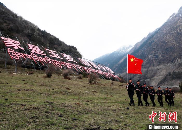 山南邊境管理支隊(duì)玉麥邊境派出所民警在轄區(qū)開(kāi)展巡邏?！∴嶇?攝