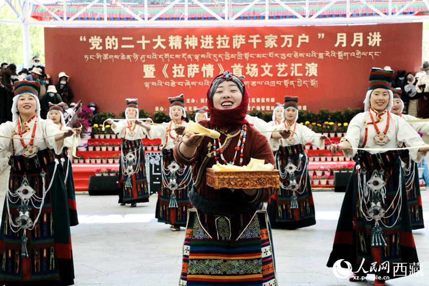 女子群舞《拉拉脫貧之路》。人民網(wǎng) 次仁羅布攝