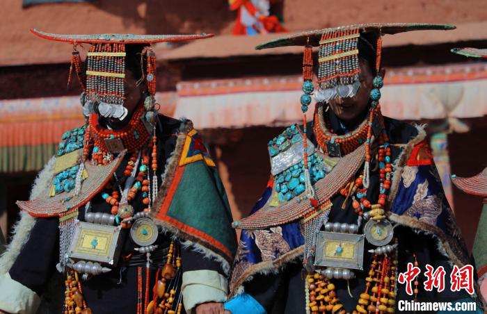 圖為參展攝影師拍攝的西藏阿里普蘭飛天服飾?！≈鬓k方 供圖