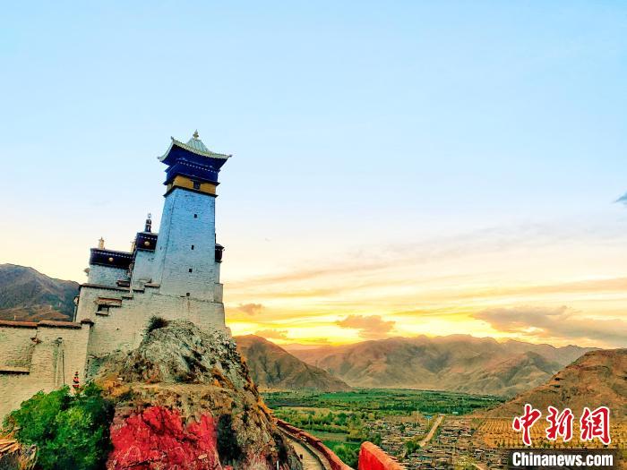 圖為西藏第一座宮殿——山南雍布拉康?！埼?攝