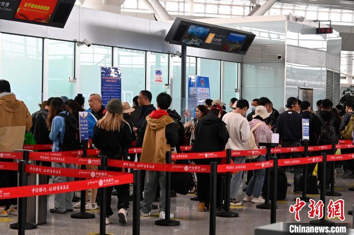 圖為“五一”期間，拉薩貢嘎機(jī)場(chǎng)旅客密集出行?！≡黝D珠 攝