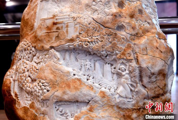 圖為5月16日，展覽中的漢白玉雕作品《猴子變?nèi)恕贰！±盍?攝