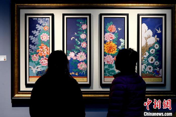 圖為5月16日，觀眾正在欣賞展覽中的新創(chuàng)唐卡作品?！±盍?攝