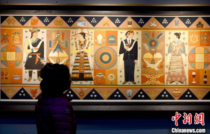 圖為5月16日，觀眾正在欣賞展覽中的新創(chuàng)唐卡作品?！±盍?攝