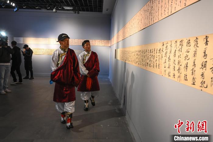 圖為學生參觀黃庭堅書法文獻展?！≮w朗 攝