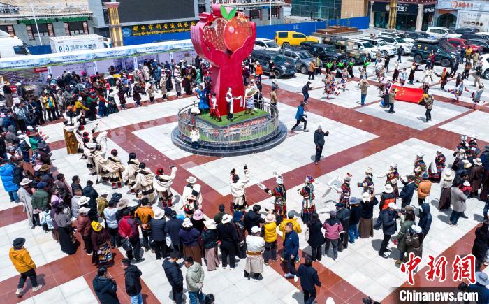 圖為“極地那曲 天際之旅”2023西藏那曲“中國旅游日”音樂美食嘉年華活動現(xiàn)場?！∧乔形幕吐糜尉止﹫D