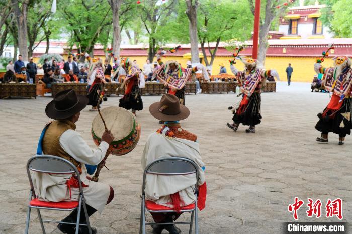 中國西藏發(fā)展論壇中外參訪嘉賓在拉薩羅布林卡觀藏戲、品卡塞