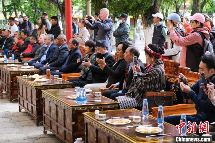 5月19日，中外嘉賓在羅布林卡和游客一起觀看藏戲?！〗w波 攝