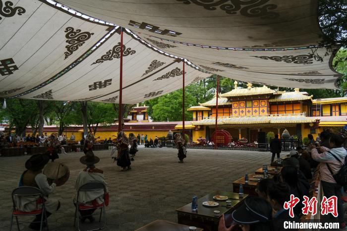 圖為當(dāng)日拉薩羅布林卡。　江飛波 攝