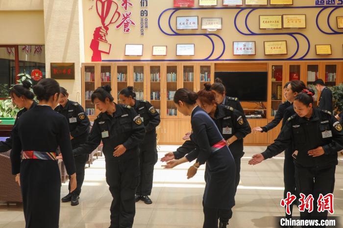 日喀則火車站客運人員學(xué)習(xí)服務(wù)禮儀?！《飞降?攝