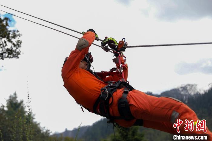 圖為消防員開(kāi)展斜向救援訓(xùn)練?！抢倮?攝