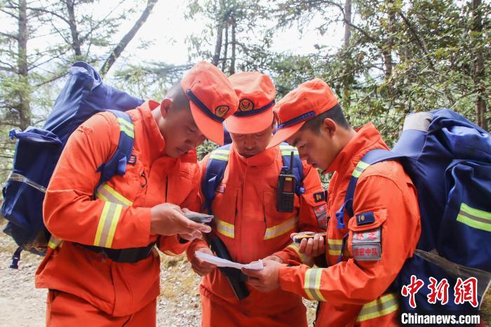 圖為消防員開(kāi)展野外按圖行進(jìn)訓(xùn)練?！抢倮?攝