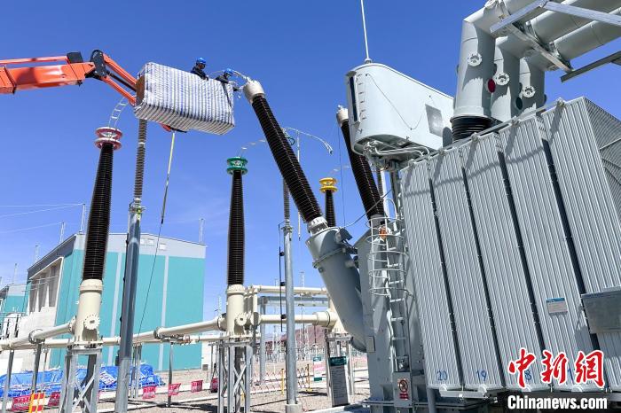 國(guó)網(wǎng)西藏電力組織檢修人員對(duì)設(shè)備進(jìn)行全面體檢?！?guó)網(wǎng)西藏電力有限公司 供圖