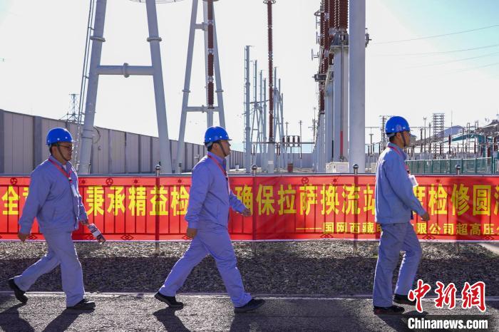 圖為檢修現(xiàn)場(chǎng)。　國(guó)網(wǎng)西藏電力有限公司 供圖