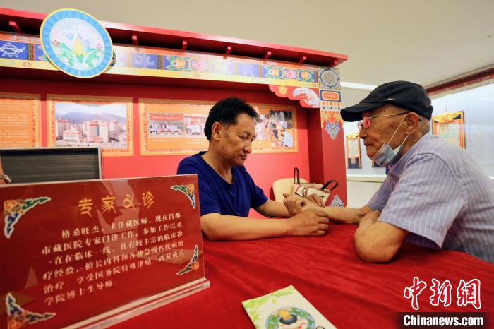 “藏韻瑰寶”藏醫(yī)四部醫(yī)典唐卡珍品展在天津美術(shù)館展出，展覽現(xiàn)場(chǎng)藏醫(yī)專家義診受歡迎?！⒖∩n 攝