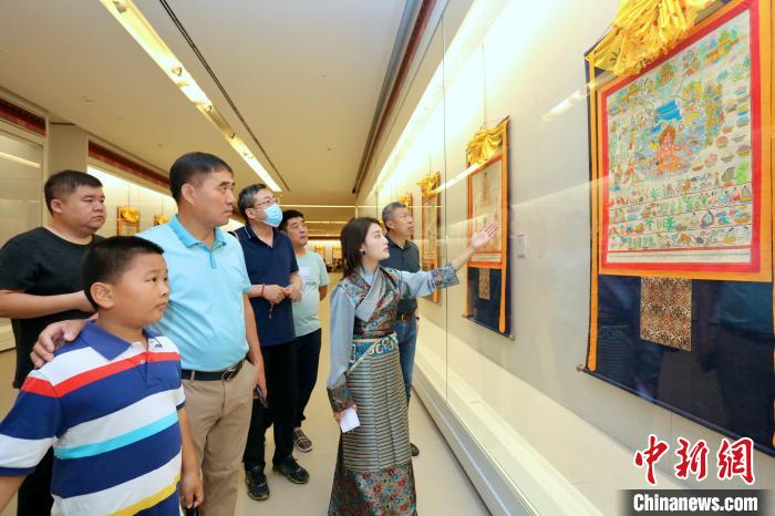 “藏韻瑰寶”藏醫(yī)四部醫(yī)典唐卡珍品展現(xiàn)場(chǎng)?！⒖∩n 攝