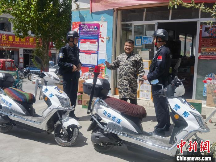 民警對(duì)轄區(qū)商鋪進(jìn)行走訪排查?！↑S創(chuàng)偉 攝