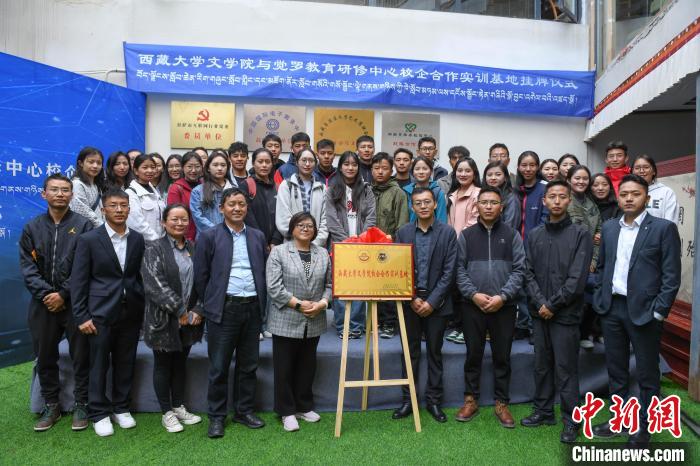 圖為揭牌儀式上合影?！∝暩聛硭?攝