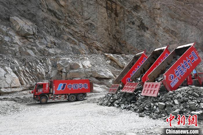 拉哇水電站正式啟動大壩填筑。　華電金上公司 供圖