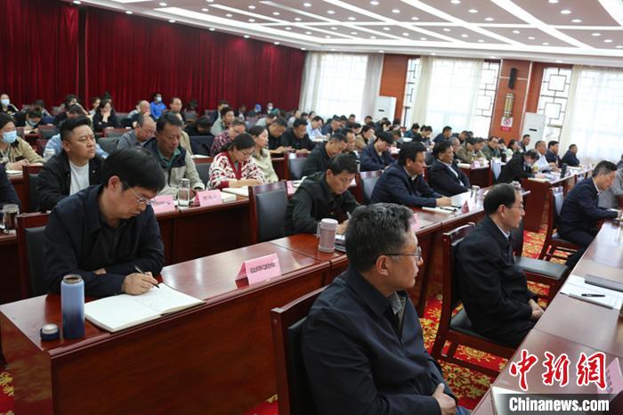 圖為專題黨課現(xiàn)場?！∝暽＠?攝