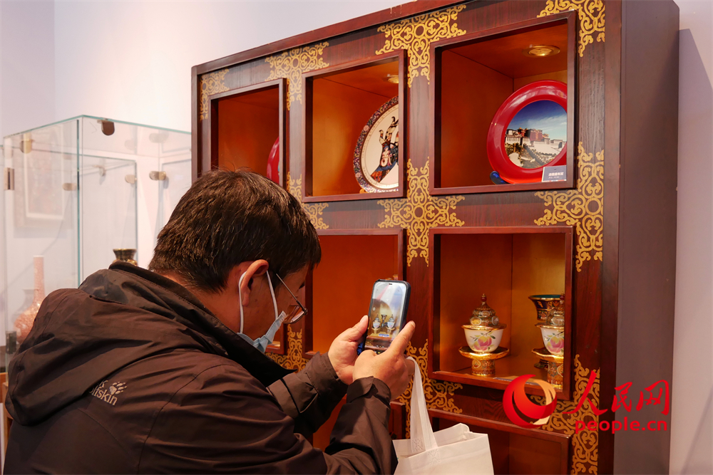 觀眾正在用手機(jī)拍攝展品。人民網(wǎng) 韋衍行攝