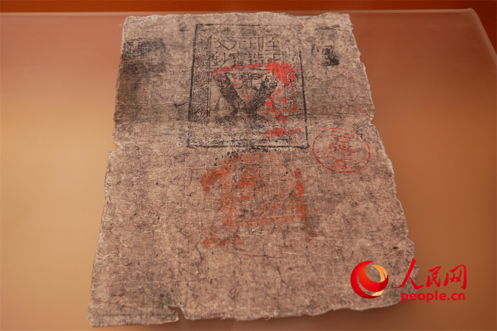 中統(tǒng)元寶交鈔（復(fù)制件）。人民網(wǎng) 韋衍行攝