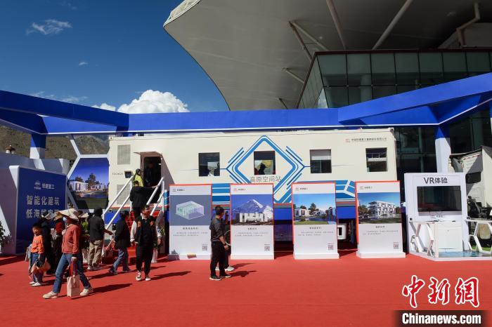 展覽現(xiàn)場，觀眾體驗裝配式增壓增氧建筑。　湯葉 攝